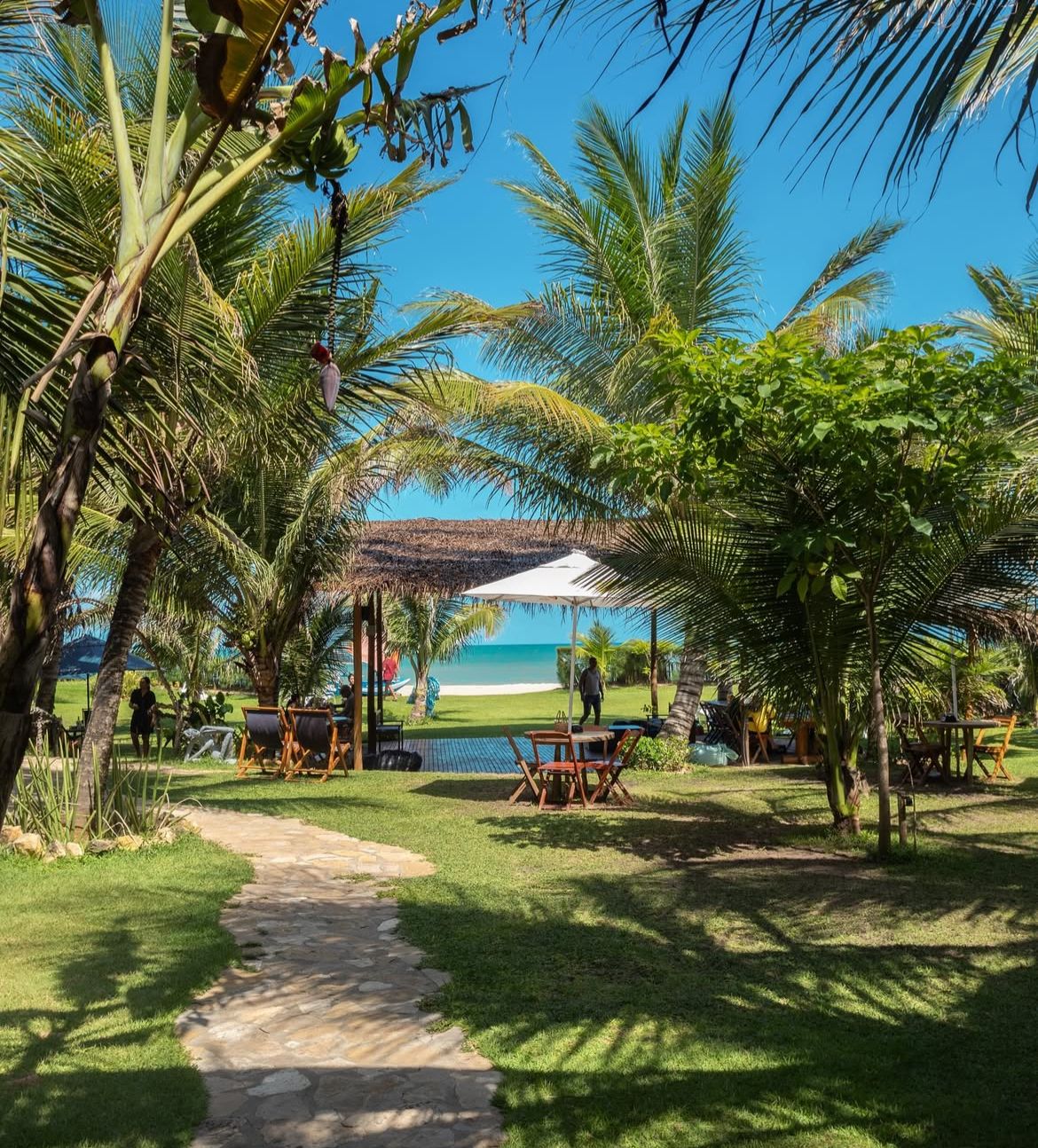 Jardim tropical do local da cerimônia em Maracajaú