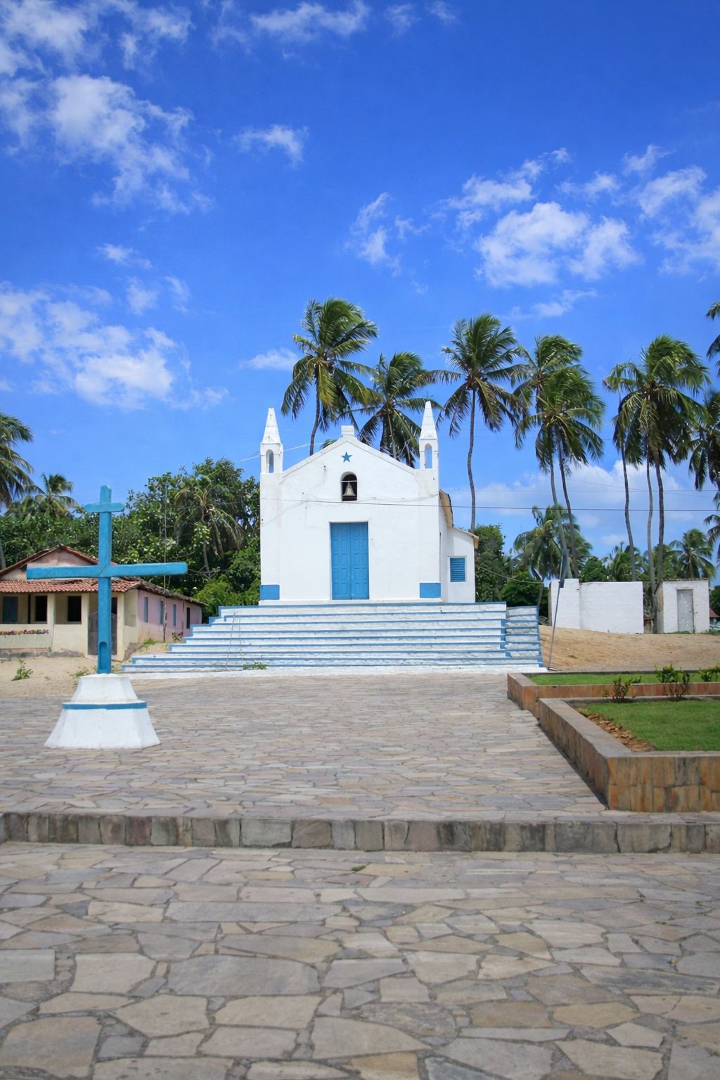 Vista da praia de Maracajaú com farol